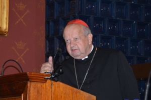 kardynał stanisław dziwisz podczas konferencji na uniwersytecie jagiellońskim
